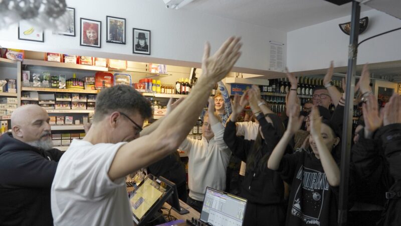 Star DJ legt in einem Kiosk in Hamburg auf. Seine Fans rasten aus!