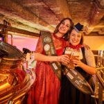 Prost - Hamburger Bierkönigin Franziska und Hamburger Bierprinzessin Carina