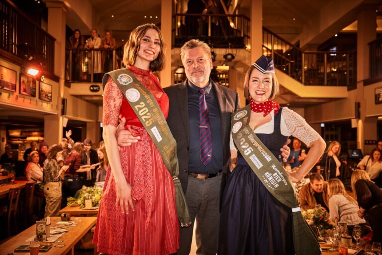v.l. Die Hamburger Bierkönigin Franziska, BLOCKBRÄU Chef Ralf Hansen, Hamburger Bierprinzessin Carina