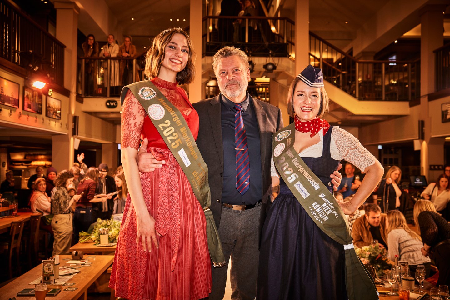 v.l. Die Hamburger Bierkönigin Franziska, BLOCKBRÄU Chef Ralf Hansen, Hamburger Bierprinzessin Carina